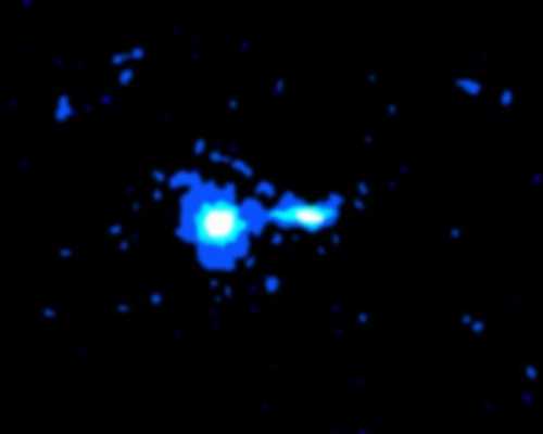 kvazar PKS 0637-752, vzdialen od ns 6 milird ly, vyaruje ako 10 bilinov Slnc z objemu menieho ako naa slnen sstava. Rntgenov snmka: druica Chandra.