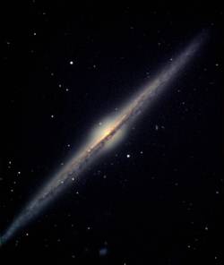 pirlov galaxia NGC 4565, ktor vidme zboku, je podobn naej Galaxi
