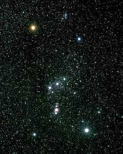 jasn shvezdie Orin s Vekou hmlovinou pod psom z troch hviezd