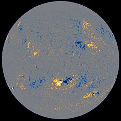obrzok ukazuje rozloenie magnetickch pol skupn kvn na Slnku. (c) National Solar Observatory Kitt Peak, Arizona