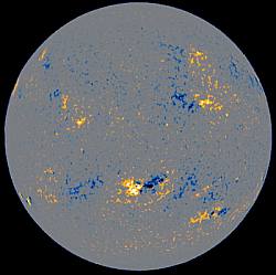 obrzok ukazuje rozloenie magnetickch pol skupn kvn na Slnku. (c) National Solar Observatory Kitt Peak, Arizona